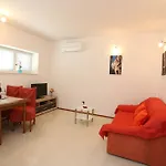 Center 4 People * Split