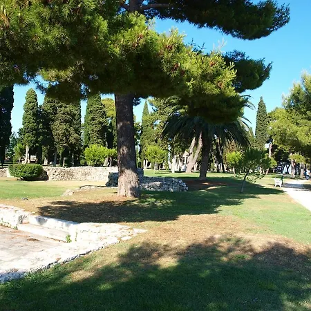 Center 4 People Split