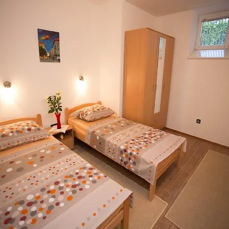 Center 4 People Apartmán *