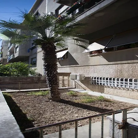 Center 4 People * Split